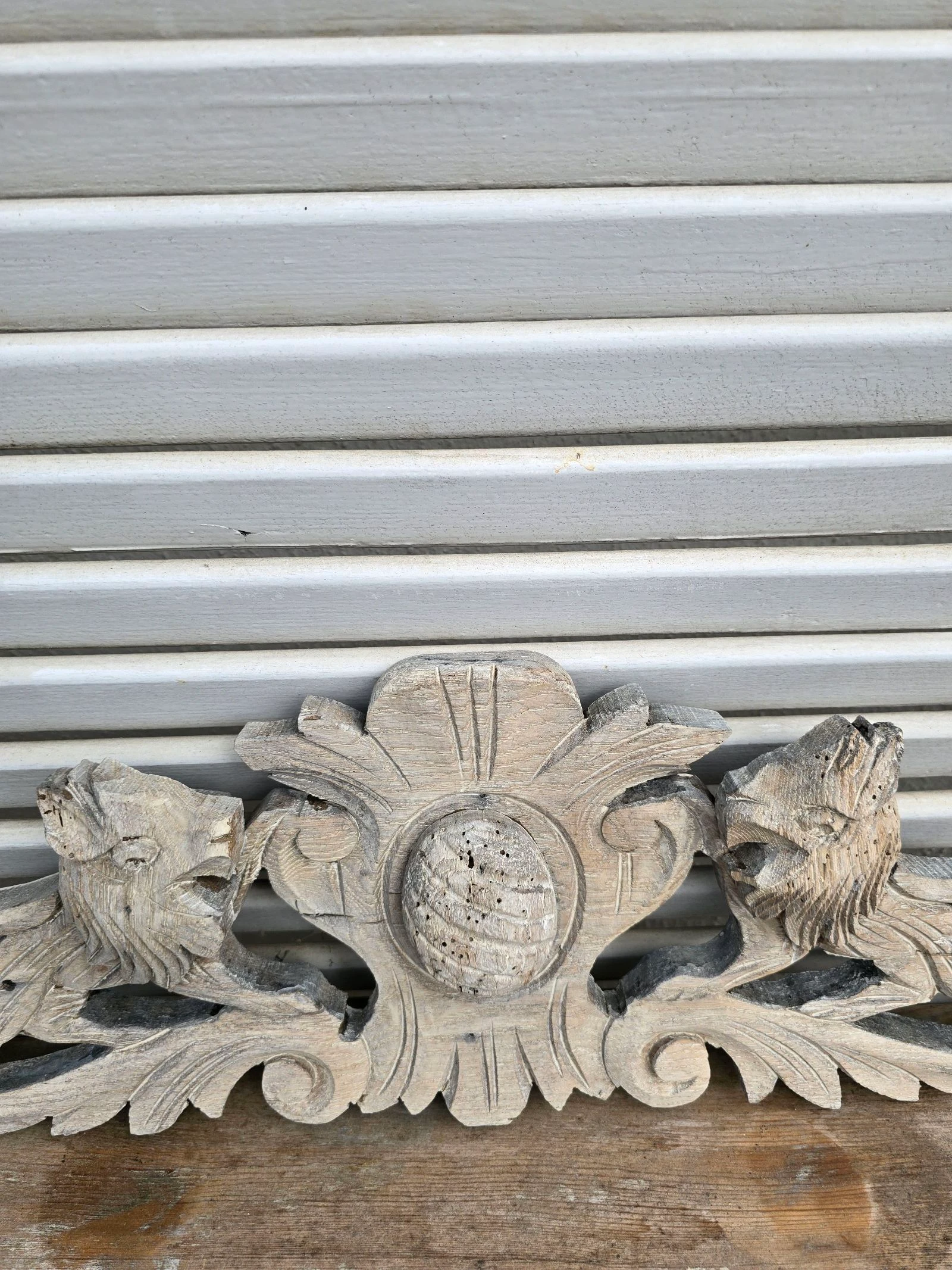 Corniche ancienne en bois motifs lions effet cérusé  – photo 4